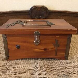Antique 1920’s Hamilton “STURDI” cedar chest